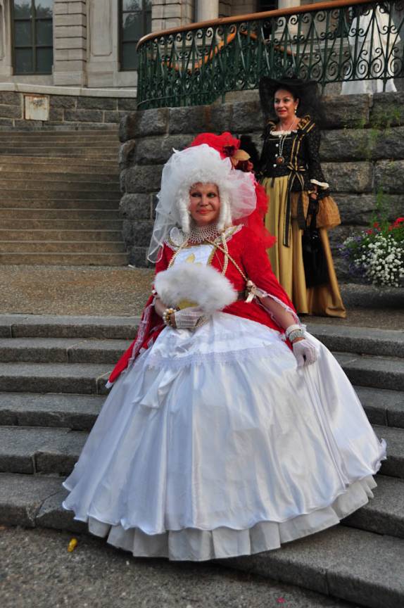 Pessoas fantasiadas passeiam pelo centro histórico de Quebec, no Canadá
